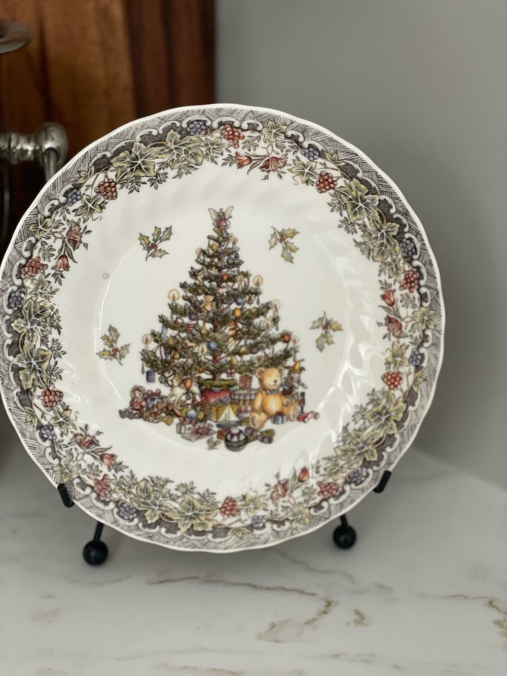 Discontinued Myott Queens Seasons collectors Christmas salad plate 8” .